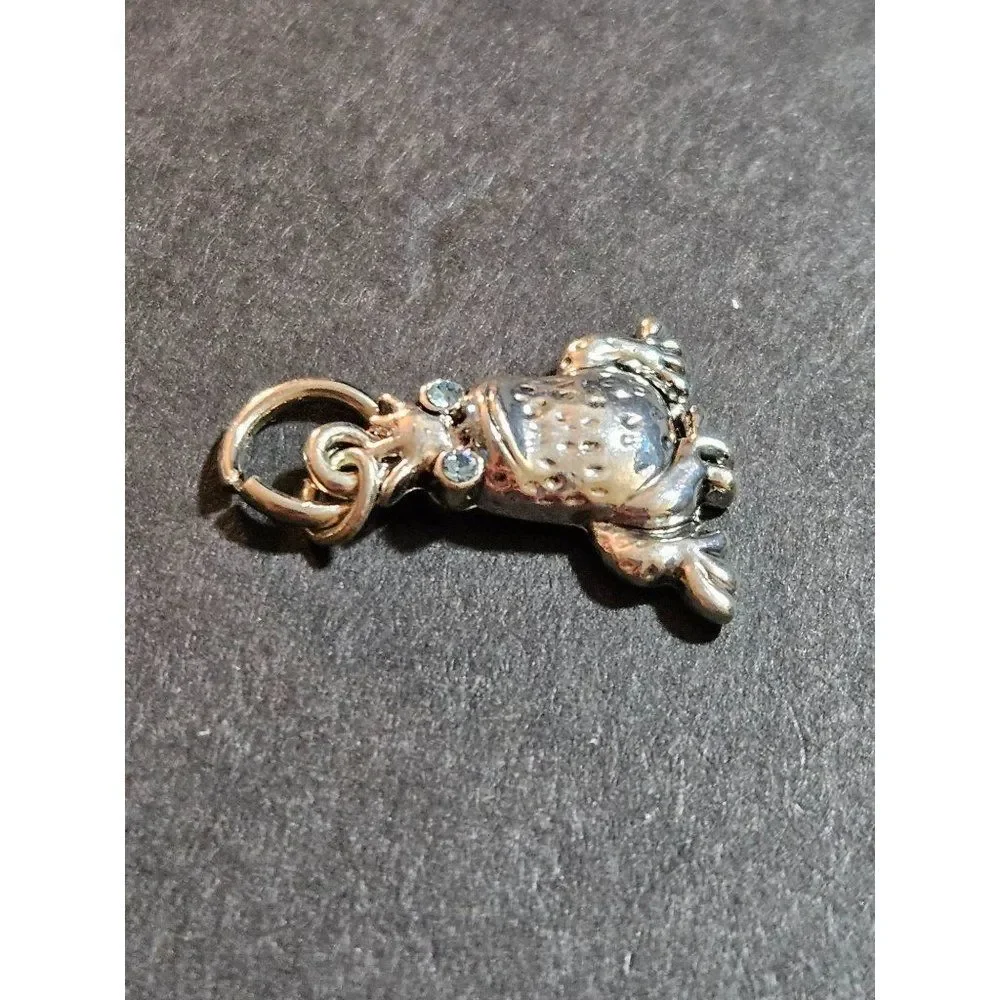 Silver tone frog pendant charm - Picture 3 of 9